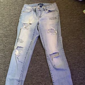 mom jeans w writing